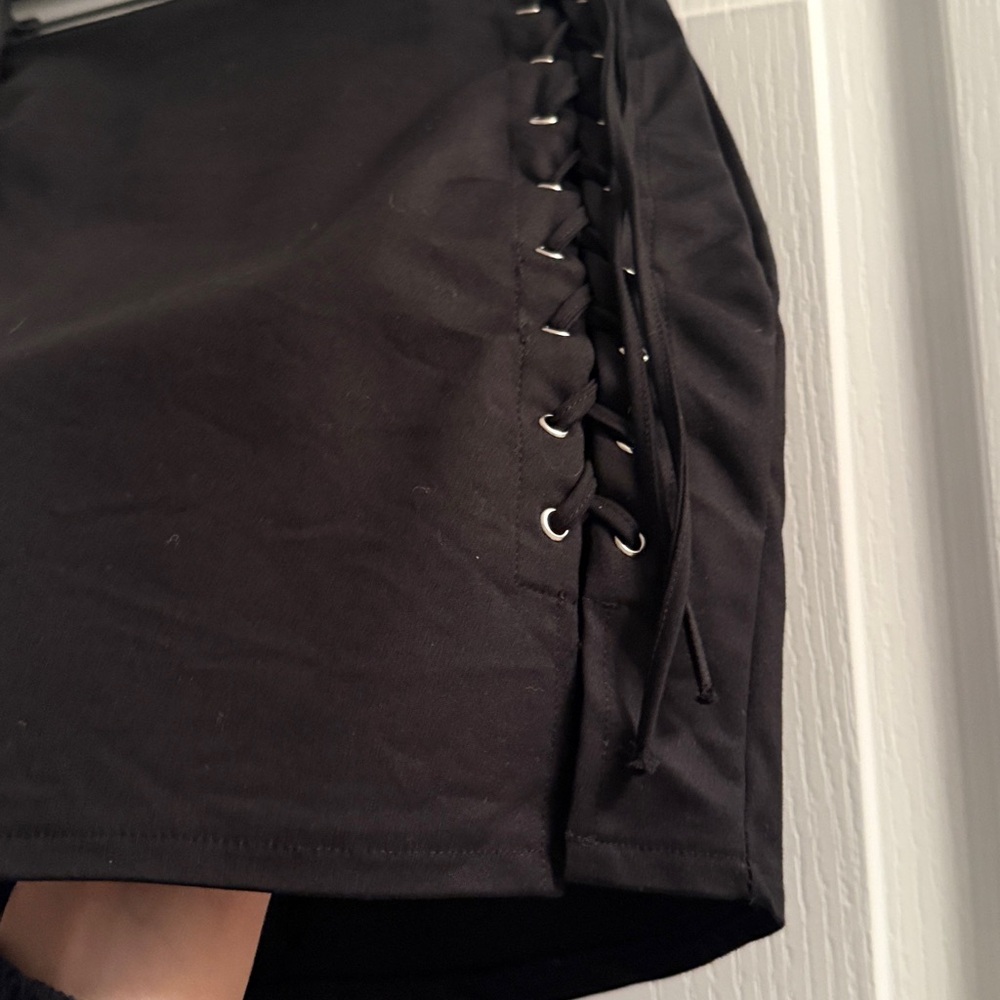 by the way. Black grommet detail skirt - Picture 3 of 5